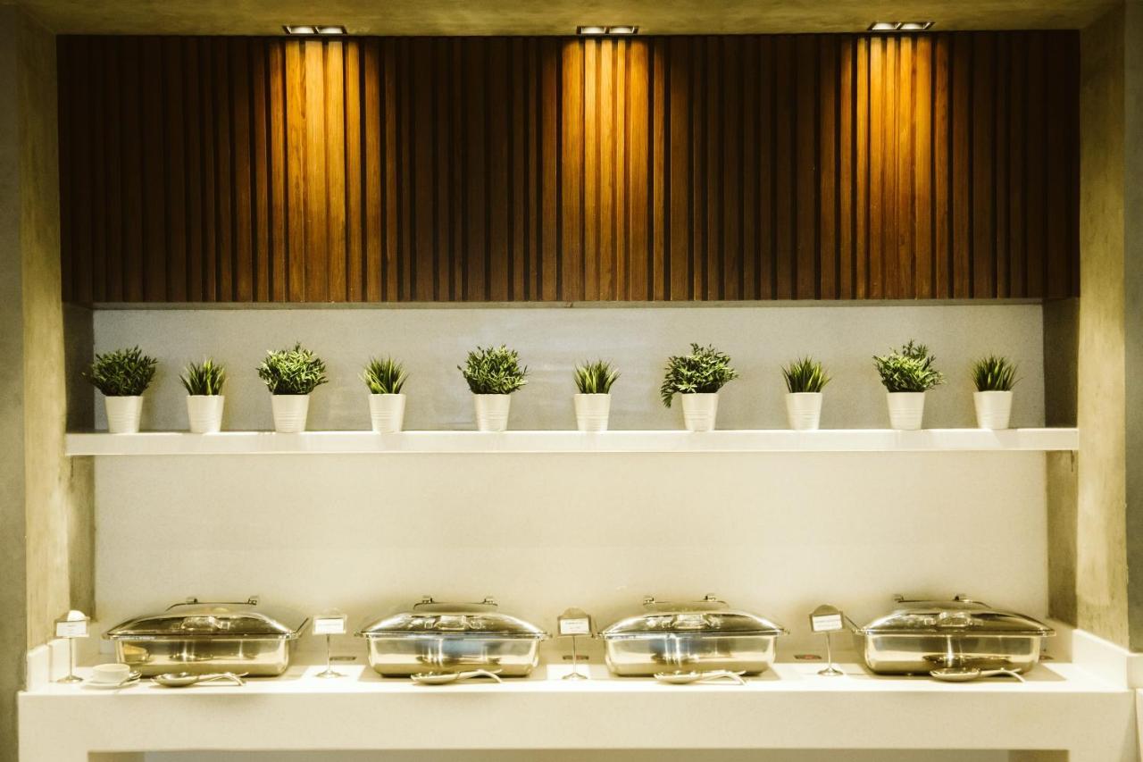 Pyramisa Suites Hotel Cairo Giza Exterior photo The hotel's breakfast buffet