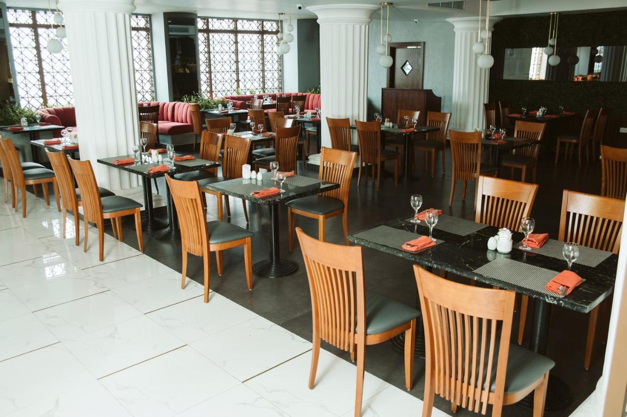 Pyramisa Suites Hotel Cairo Giza Exterior photo The restaurant's interior