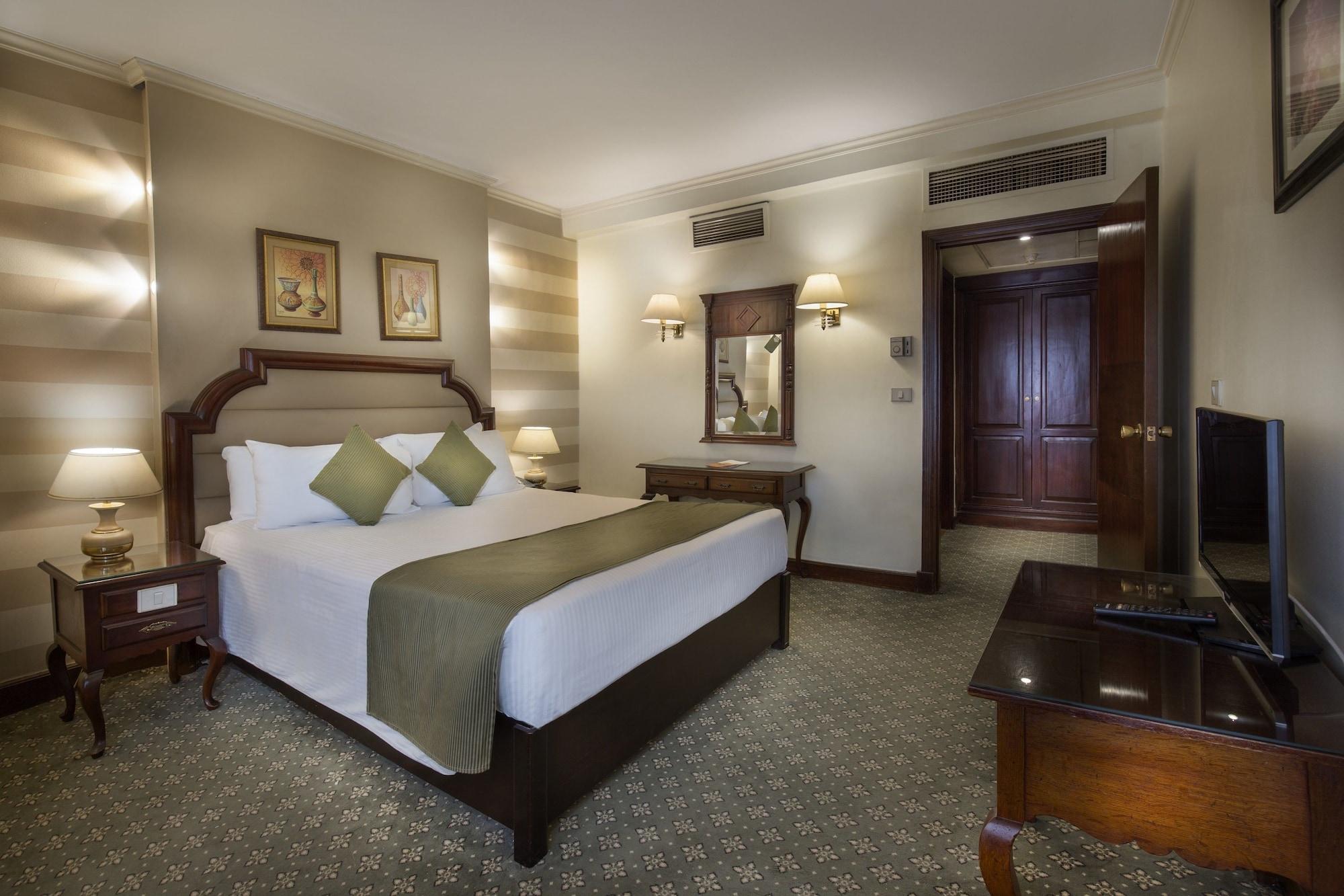 Pyramisa Suites Hotel Cairo Giza Exterior photo A room at the hotel