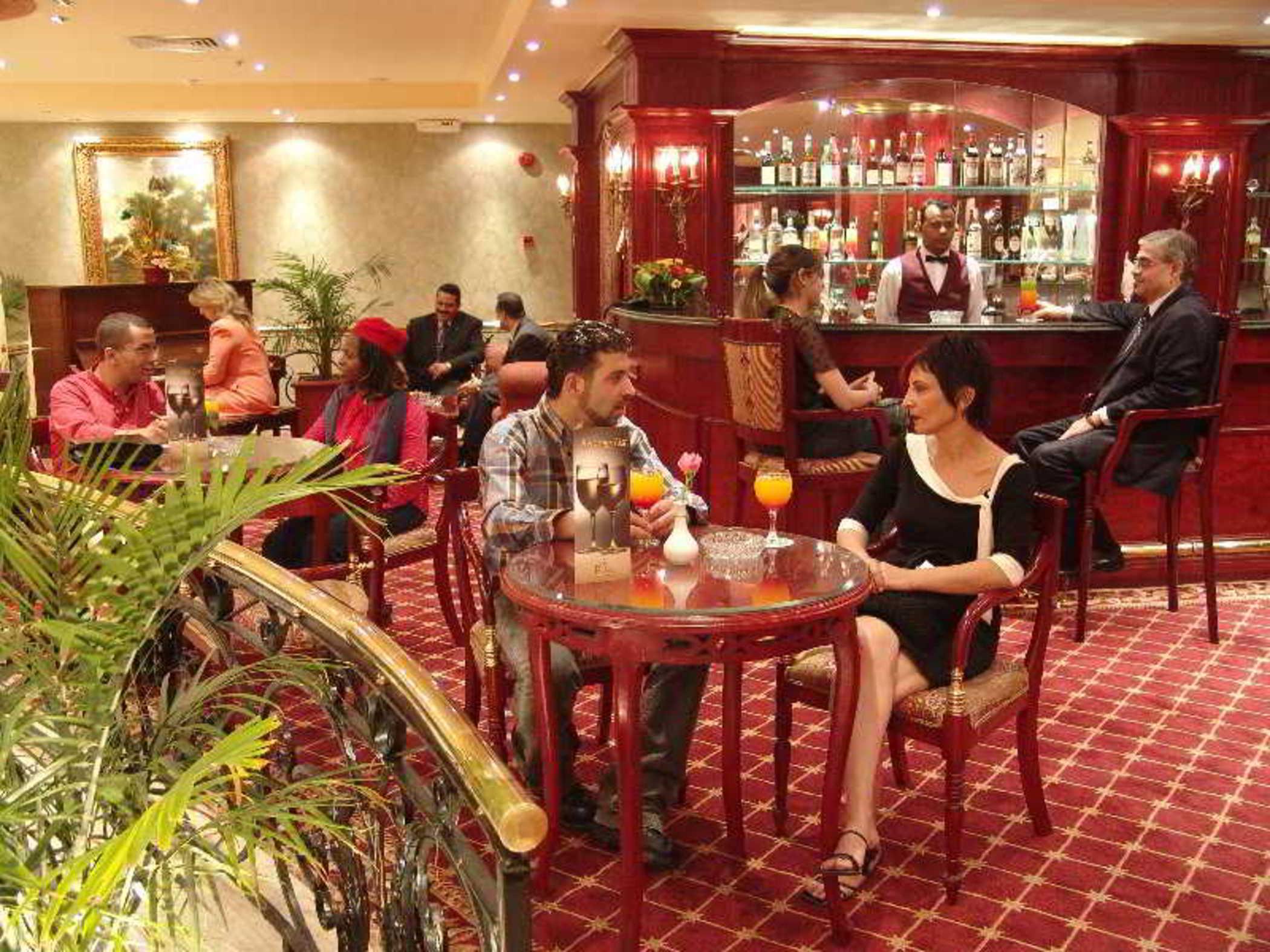 Pyramisa Suites Hotel Cairo Giza Exterior photo The restaurant
