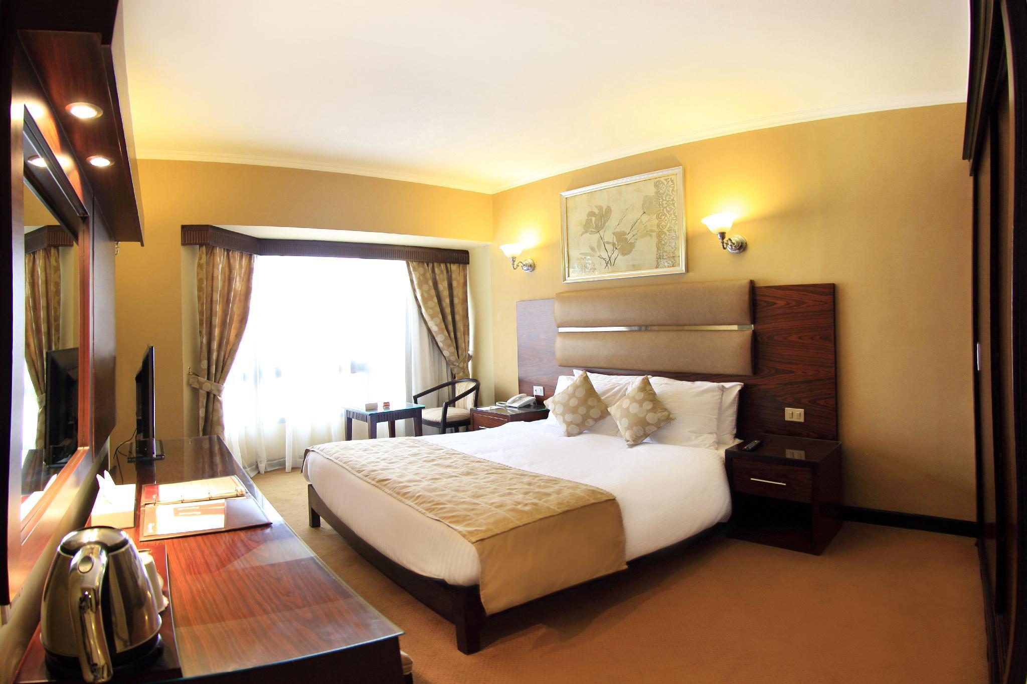 Pyramisa Suites Hotel Cairo Giza Exterior photo A room at the hotel