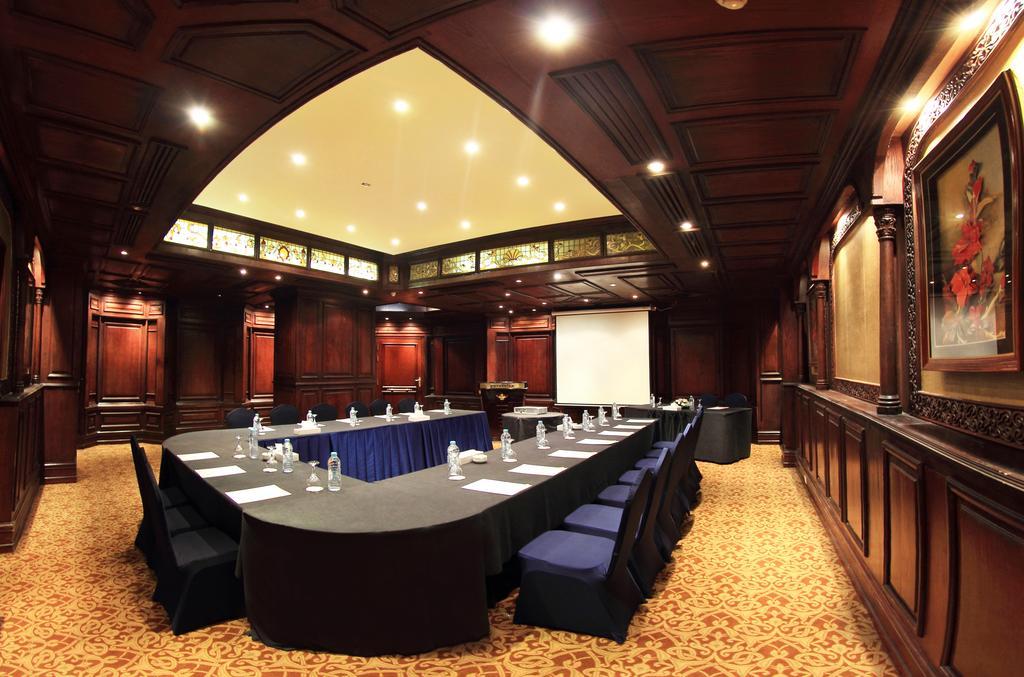 Pyramisa Suites Hotel Cairo Giza Exterior photo The meeting room of the hotel