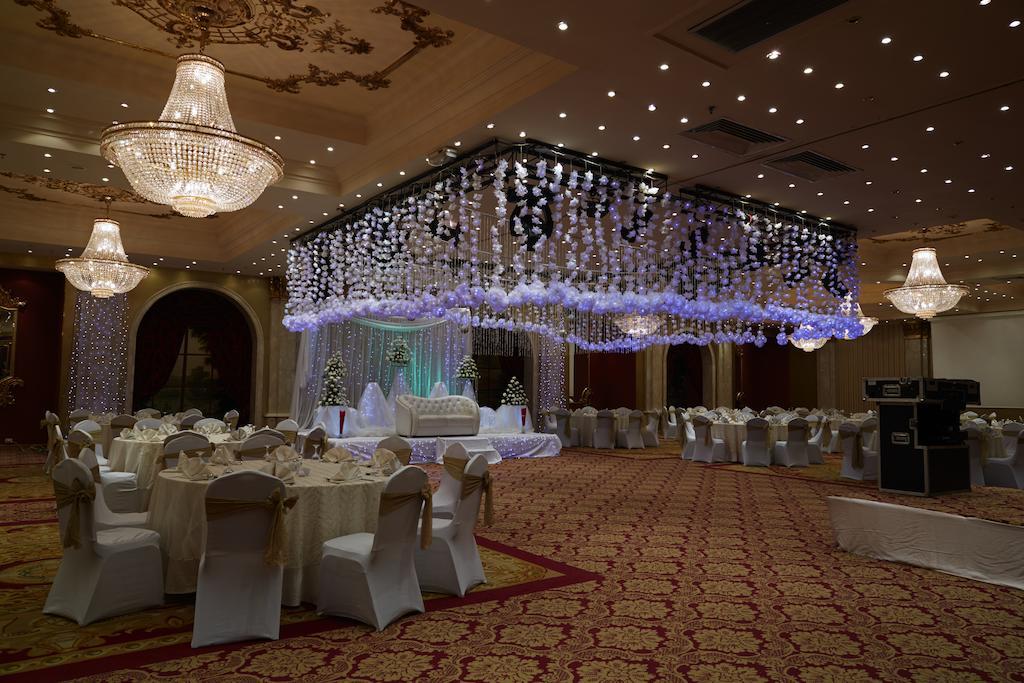 Pyramisa Suites Hotel Cairo Giza Exterior photo The ballroom at the hotel